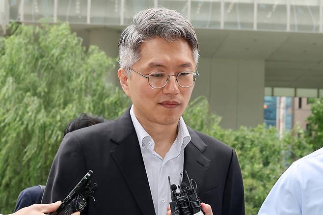 '집사 게이트 의혹'을 받는 류긍선 카카오모빌리티 대표가 지난 21일 서울 종로구 KT광화문빌딩에 마련된 김건희 여사 관련 의혹을 수사 중인 민중기 특별검사팀 사무실에 출석하고 있다. [사진=연합뉴스]