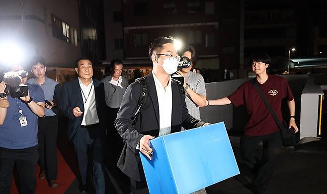 윤석열 전 대통령 배우자 김건희 여사를 둘러싼 각종 의혹을 수사하는 민중기 특별검사팀이 지난 3일 서울 종로구 삼부토건이 입주한 빌딩에서 압수수색을 마친 뒤 압수품을 들고 이동하고 있다. 2025.7.3 [공동취재] [사진=연합뉴스]