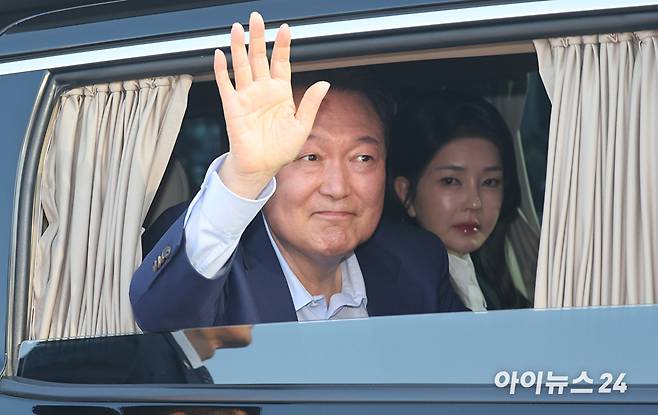 윤석열 전 대통령과 김건희 여사가 탄 차량이 지난 4월 11일 오후 서울 용산구 한남동 대통령 관저를 떠나 서초동 사저로 이동하고 있다. [사진=정소희 기자]