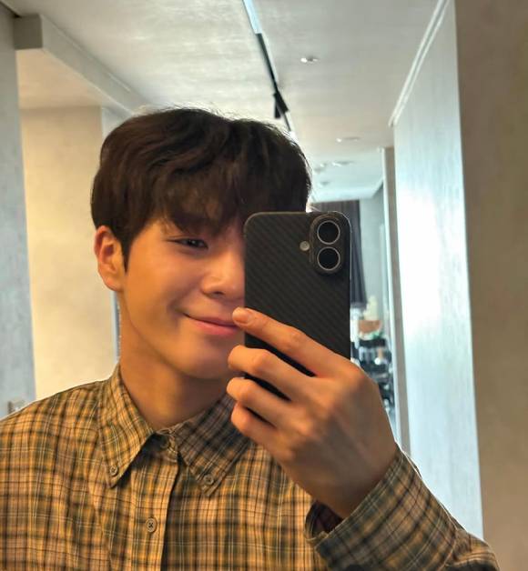 가수 정동원이 조용한 여름 오후 감성을 담은 근황 사진으로 팬들에게 인사를 건넸다. 사진은 거울 셀카. [사진=정동원 인스타그램]