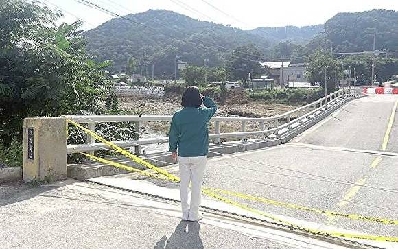 김행금 의장이 지난 21일 수해난 지역을 구경하고 있다 [사진=천안시의회]