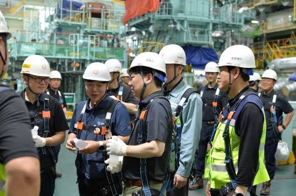 유문기 한화엔진 대표이사는 최근 선박 엔진 조립공장 현장을 방문해 근무 환경 실태를 점검했다.  [사진=한화엔진]