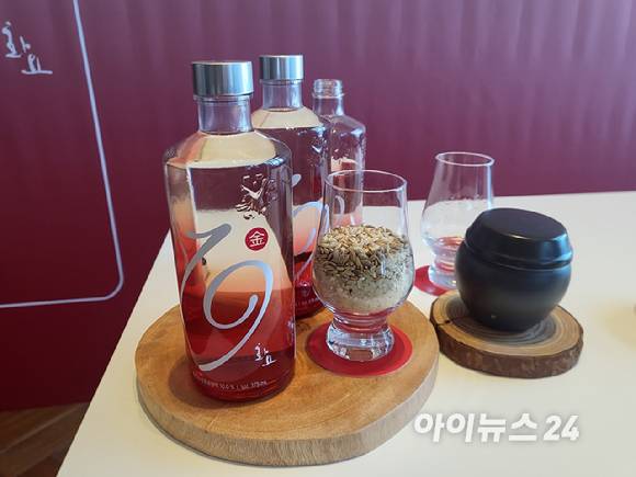 화요가 10년 만에 새롭게 출시한 '화요19金'. [사진=정승필 기자]