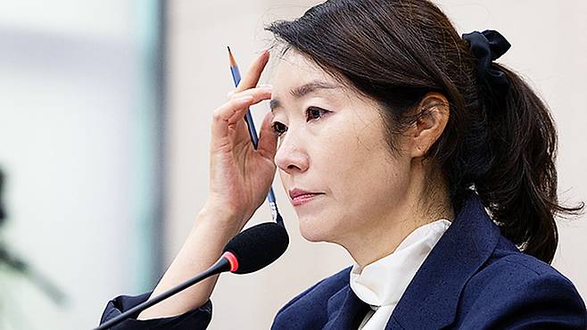 강선우 여성가족부 장관 후보자가 지난 14일 서울 여의도 국회에서 열린 인사청문회에서 의원 질의를 들으면서 머리카락을 쓸어 넘기고 있다. 뉴스1