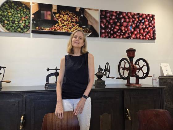 16일 서울 종로구의 한 카페에서 만난 클레이보 학장. 그는 ″대학은 미래 학생들이 사회에서 AI를 활용할 줄 아는 능력을 요구받을 수 있다는 점에 착안해 새로운 교육을 시도해야 한다″고 주장했다. [신혜연 기자]