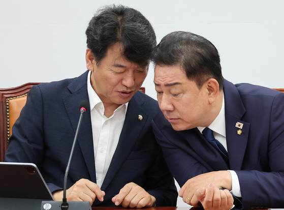 김병기 더불어민주당 대표 직무대행 겸 원내대표(오른쪽)가 22일 국회에서 열린 원내대책회의에서 문진석 원내수석부대표와 대화하고 있다. 임현동 기자