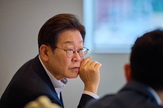 이재명 대통령이 21일 서울 용산 대통령실에서 국무총리, 국무조정실장, 비서실장, 정책실장, 정무수석, 국정상황실장과 오찬 겸 국무총리 주례 보고 시간을 가지고 있다. 이재명 대통령 SNS
