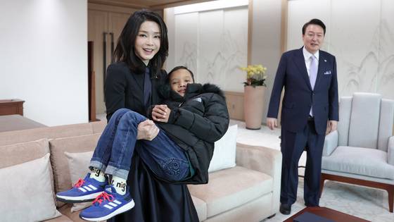 김건희 여사가 지난 2023년 1월 31일 서울 용산 대통령실 청사로 심장질환 수술을 받고 회복 중인 캄보디아 아동 '로타'를 초청해 안아주고 있다. 사진 대통령실