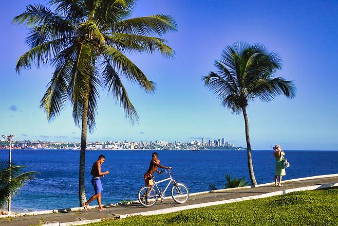 브라질 사우바도르. 대서양에 접한 항구도시로 아름다운 해변을 품고 있다. 열대기후라서 일년 내내 무덥지만, 대서양에서 불어오는 바람이 열기를 식혀준다.
