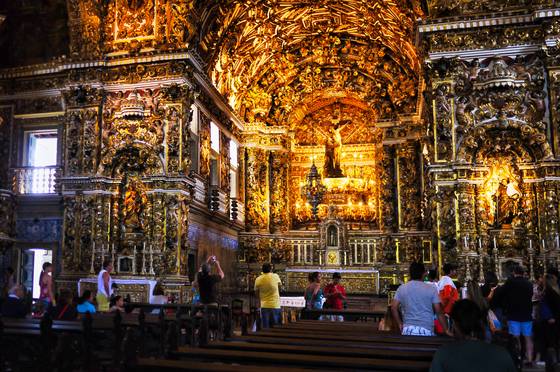 '황금 성당'으로 통하는 상 프란시스쿠 성당. 내부 전체를 금으로 입혔다.