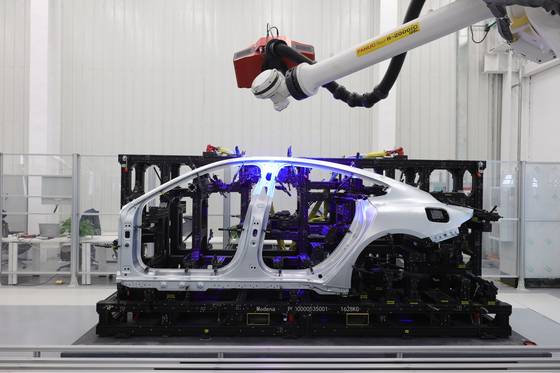 베이징에 위치한 샤오미 전기차 수퍼팩토리에서 로봇이 자외선을 이용해 차체 이상 여부를 점검하고 있다. 샤오미 제공