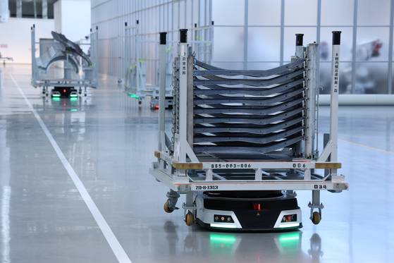 베이징에 위치한 샤오미 전기차 수퍼팩토리에서 로봇이 차체 부품을 전자동으로 옮기고 있다. 샤오미 제공