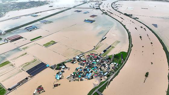 충남 지역 일대에 16~17일 이틀간 500㎜가 넘는 폭우가 쏟아진 가운데 17일 충남 예산군 삽교읍 용동3리 일대 마을이 흙탕물에 잠겨 있다. 연합뉴스