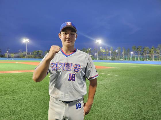 경기항공고 양우진이 22일 경북 포항생활체육구장에서 열린 대통령배 성남고와의 1회전을 마친 뒤 포즈를 취하고 있다. 양우진은 이날 2026년도 KBO 신인 드래프트 참가를 공식 선언했다. 포항=고봉준 기자