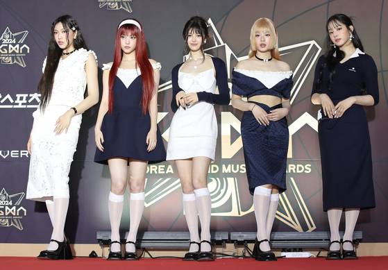 그룹 뉴진스가 지난해 11월 16일 오후 인천의 한 공연장에서 열린 '제1회 코리아 그랜드 뮤직 어워즈(2024 KGMA)' 레드카펫 행사에 참석해 포즈를 취하고 있다. 뉴스1