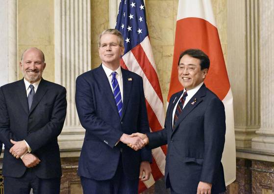 스콧 베선트 미국 재무부 장관(가운데)과 아카자와 료세이 일본 경제재생상(오른쪽)이 지난 5월 1일(현지시간) 미국 워싱턴DC에서 2차 관세 협상을 위해 만나 악수하고 있다.   왼쪽은 하워드 러트닉 미국 상무부 장관. 연합뉴스
