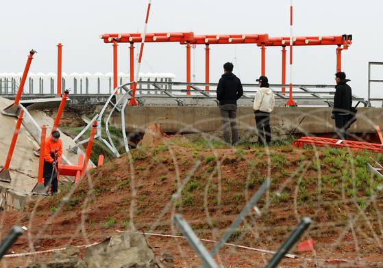 지난 4월 22일 전남 무안국제공항에서 제주항공 여객기 사고 원인을 조사 중인 항공철도사고조사위원회 관계자들이 참사의 피해를 키운 것으로 지목된 로컬라이저 콘크리트 둔덕에 대한 현장 조사하고 있다. 연합뉴스