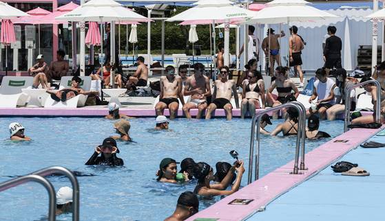지난 10일 한강공원 잠원 수영장에서 물놀이를 즐기는 모습. 평일에도 하루 1000명 이상이 들 정도로 인기다. 이용객 대부분이 20~30대 젊은 층이다. 김경록 기자