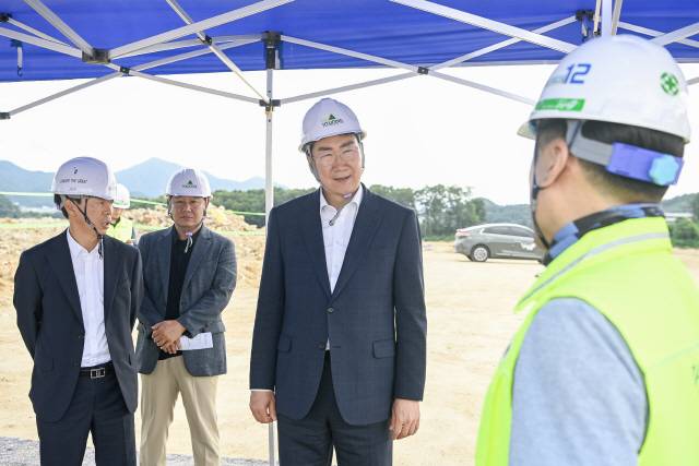 ▲ 원강수 원주시장은 민선8기 3주년을 맞은 지난 7월 1일 부론면 노림리 일원에 추진 중인 부론일반산업단지 조성 현장을 찾아 사업 추진 상황을 살폈다.