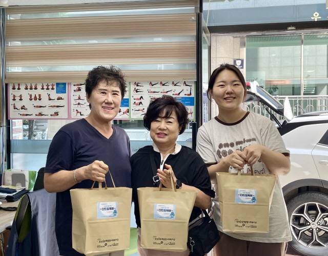 ▲ 밥상공동체종합사회복지관(관장 하태화)은 22일 원주지역 어르신 100명을 대상으로 신선식품 지원사업 ‘다드릴케어’를 실시했다.한국사회복지협의회 케어뱅크 사업의 일환으로 이뤄졌다.