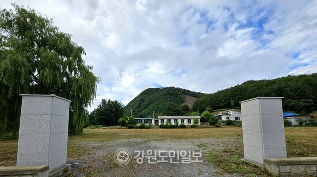 ▲ 태백시(시장 이상호)는 23일 장성동 태백시복합커뮤니티센터에서 강릉영동대학교(총장 현인숙)의 ‘국제어학교육원 분원과 태백시 지역학습관 개관’을 기념하는 현판식을 개최했다. (구)철암초등학교 백산분교 전경. 전인수