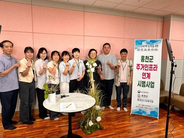 ▲ 홍천군노인복지관(북방)은 23일 강원시청자미디어센터와 연계, 치매위험군 어르신 20여 명을 대상으로 ‘나만의 특별한 영상자서전 만들기’ 프로그램을 운영했다.
