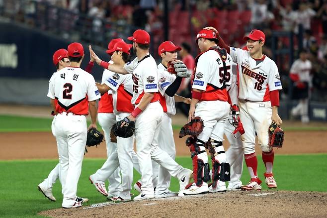 ▲ 경기를 마치고 하이파이브하는 KIA타이거즈 선수단 [KIA타이거즈]&nbsp;