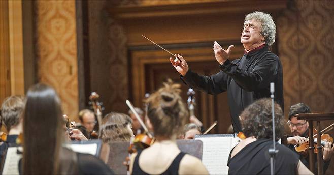 세계적 지휘자 세묜 비치코프는 한국경제신문과의 인터뷰에서 “음악을 통해 가능한 한 많은 사람에게 감동을 주는 게 저의 사명”이라고 말했다. 그는 2018년부터 체코 필하모닉 오케스트라를 이끌고 있다. ⓒPetr Kadlec