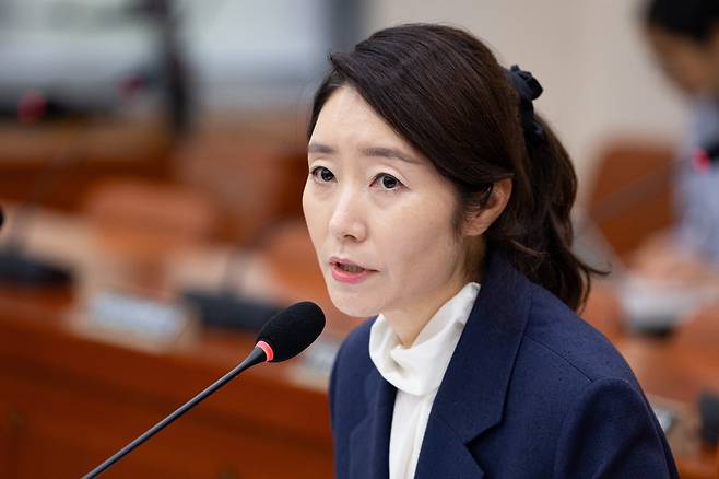 강선우 여성가족부 장관 후보자가 14일 서울 여의도 국회에서 열린 인사청문회에 출석해 의원 질의에 답하고 있다. /사진=뉴스1