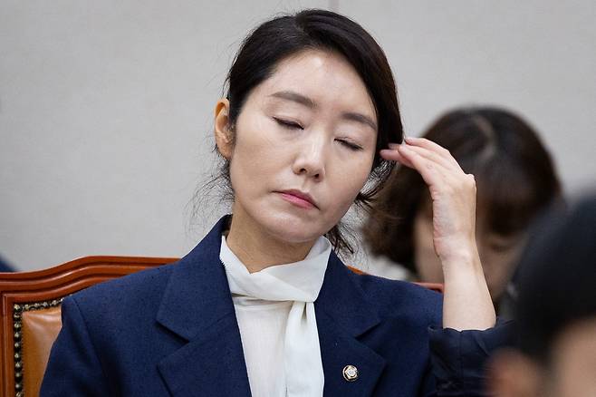 강선우 여성가족부 장관 후보자가 14일 서울 여의도 국회에서 열린 인사청문회에 출석해 머리카락을 쓸어 넘기고 있다. / 사진=뉴스1