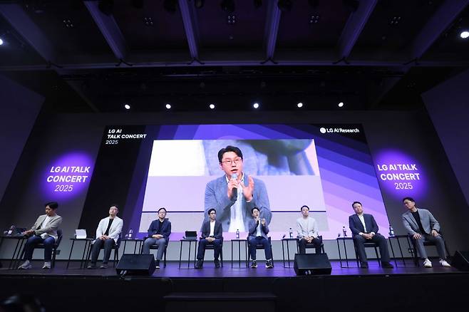 22일 LG AI 토크 콘서트 2025에서 LG AI연구원 리더들이 질의응답을 진행하고 있는 모습./LG