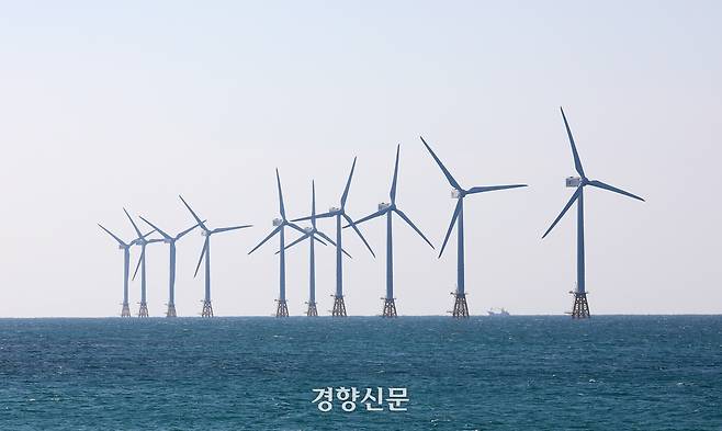 제주 탐라해상풍력발전단지에서 풍차들이 돌아가고 있다. 강윤중 기자