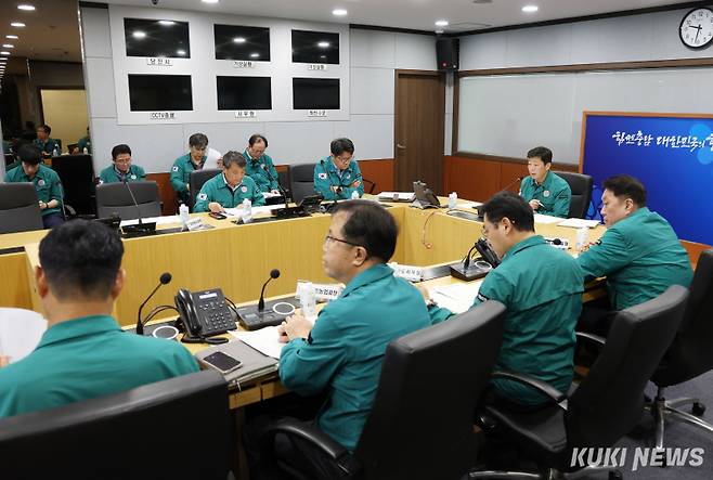 충남도는 23일 도청 상황실에서 박정주 행정부지사 주재로 호우 피해 지원대책 점검회의를 개최했다.