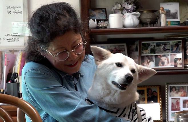 신간 '개에게 배운다'의 저자 김나미씨가 임시보호 중인 유기견 '둥이'를 품에 안고 인터뷰에 응하고 있다. 전병준 기자