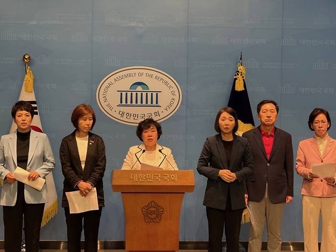 국민의힘 기독인회 의원들이 23일 서울 여의도 국회 소통관에서 기자회견을 열고 “교회에 대한 압수수색은 그 수단과 방식이 과도하고 부당하여 헌법에 보장된 종교의 자유를 심대하게 침해했다”고 지적하고 있다. 조배숙 의원실 제공