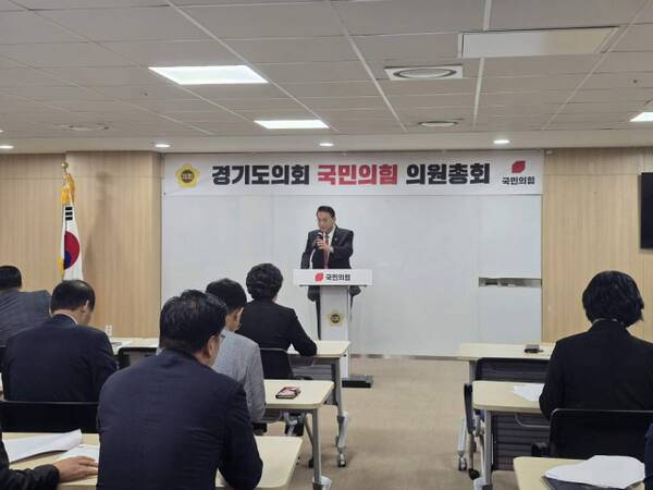 23일 오전 경기도의회 중회의실에서 열린 경기도의회 국민의힘 의원총회에서 백현종 대표가 인사말을 하고 있다. 김경희기자