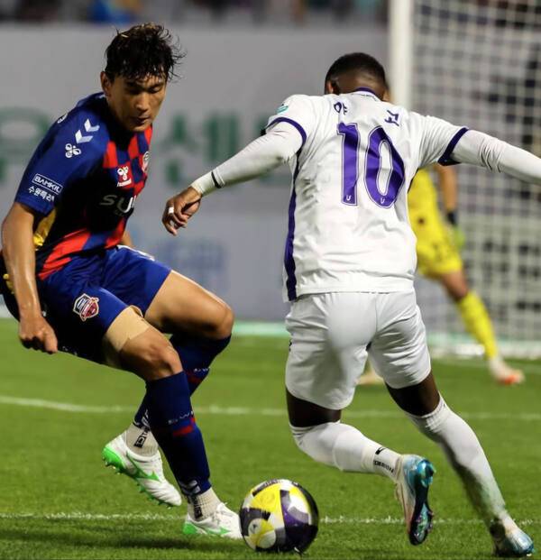 수원FC와 FC안양이 오는 26일 이번 시즌 세 번째 맞대결을 벌인다. 사진은 최근 양 팀이 맞붙은 19라운드 경기 모습. 수원FC 제공