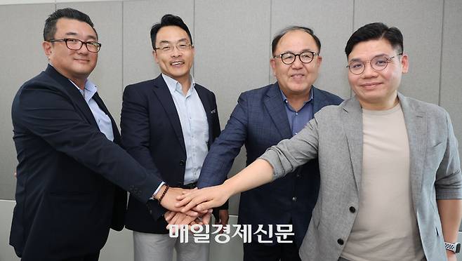 한국 반도체 산업을 대표하는 중소·중견기업들이 매경미디어센터에 모였다. 이들은 힘겹게 개발한 신제품들이 제대로 평가받고 산업화로 이어질 수 있게 길을 터 달라고 호소했다. 박진석 오로스테크놀로지 전무, 하정환 SK트리켐 대표, 신재호 디엔에프 대표, 이민형 큐로켐 대표(왼쪽부터)가 화이팅을 위해 손을 모으고 있다. <이승환 기자>