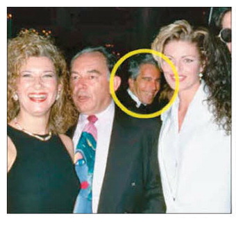 1993년 12월 뉴욕 플라자호텔에서 진행된 도널드 트럼프와 그의 두 번째 부인 말라 메이플스의 결혼식에 참석한 제프리 엡스타인(노란색 원)이 하객들 사이에서 웃고 있다. CNN 캡처