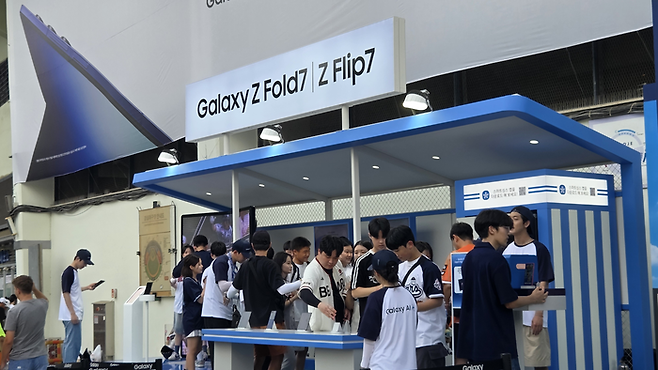 북적거리는 갤럭시 체험존의 모습. [사진=권민선 인턴기자]