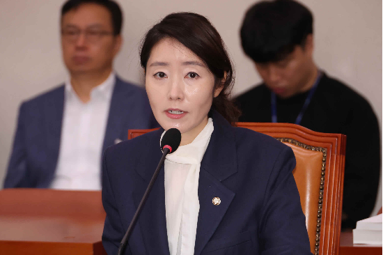 강선우 여성가족부 장관 후보자가 14일 국회 여성가족위원회에서 열린 인사청문회에서 위원의 질문에 답하고 있다. (사진=연합뉴스)