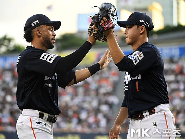 문동주가 호수비를 선보인 리베라토에게 인사하고 있다. 사진(잠실 서울)=천정환 기자
