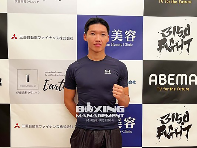 김대훈이 2022년 8월 프로복싱 첫 경기로 치른 일본 오사카 원정 한일전 계체 후 기념 촬영을 하고 있다. 사진=사단법인 한국복싱커미션