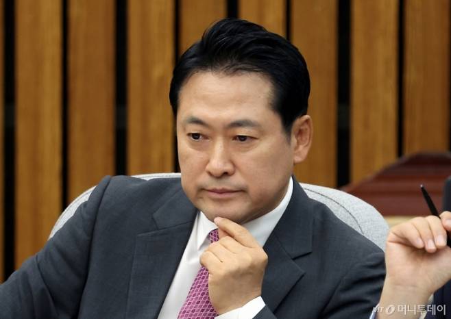 [서울=뉴시스] 고승민 기자 = 장동혁 국민의힘 의원이 21일 서울 여의도 국회에서 열린 김상환 헌법재판소장 후보자 인사청문특별위원회에서 생각에 잠겨 있다. 2025.07.21. kkssmm99@newsis.com /사진=고승민