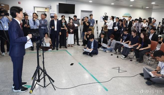 [서울=뉴시스] 조성봉 기자 = 조경태 국민의힘 의원이 21일 오전 서울 여의도 국회 소통관에서 당대표 출마선언 기자회견을 마치고 취재진의 질문에 답변하고 있다. 2025.07.21. suncho21@newsis.com /사진=조성봉