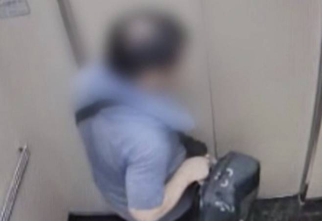 인천 송도국제도시 아파트에서 사제총기를 발사해 30대 아들을 살해한 60대 남성이 약 26년 전 성범죄 전과가 있었던 것으로 나타났다./사지YTN
