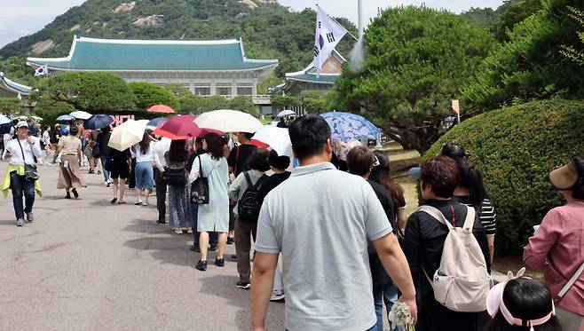 (서울=뉴스1) 이동해 기자 = 15일 서울 종로구 청와대를 찾은 관람객들이 본관 입장을 위해 줄을 서고 있다. 2025.6.15/뉴스1  Copyright (C) 뉴스1. All rights reserved. 무단 전재 및 재배포,  AI학습 이용 금지. /사진=(서울=뉴스1) 이동해 기자