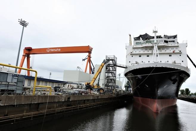 한화필리조선소 5도크에서 국가안보다목적선박(NSMV) 마무리 공정이 진행되고 있다. /사진제공=한화오션