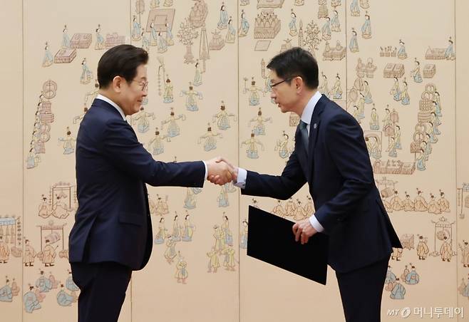 [서울=뉴시스] 고범준 기자 = 이재명 대통령이 23일 서울 용산 대통령실 청사에서 열린 임명장 및 위촉장 수여식에서 김경수 지방시대위원장에게 위촉장을 수여한 뒤 악수하고 있다. (대통령실통신사진기자단) 2025.07.23. bjko@newsis.com /사진=