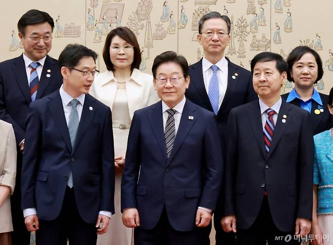 [서울=뉴시스] 고범준 기자 = 이재명 대통령이 23일 서울 용산 대통령실 청사에서 열린 임명장 및 위촉장 수여식을 마치고 참석자들과 환담장으로 이동하고 있다. (대통령실통신사진기자단) 2025.07.23. bjko@newsis.com /사진=